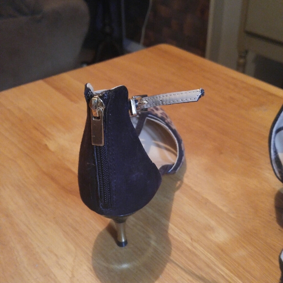 Heels - Picture 2 of 3